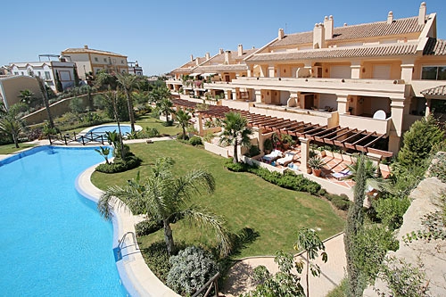Marbella - Luxe verhoogde begane grond appartement in Nueva Andalucía met groot terras en uitzicht op de zee.
